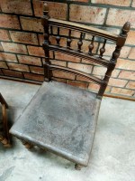 2 antieke houten stoelen met lederen zitting (6)